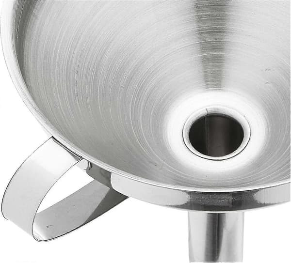 1 stk. trakt med rustfritt stål sil, 10,5 cm i diameter, 12 cm i høyde