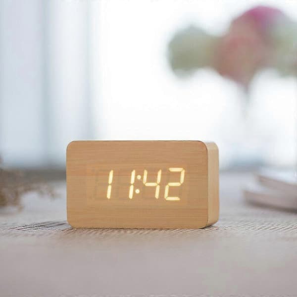 Digital väckarklocka i trä med justerbar ljusstyrka, röststyrning, LED-display, rektangulär display, tid, temperatur, heminredning