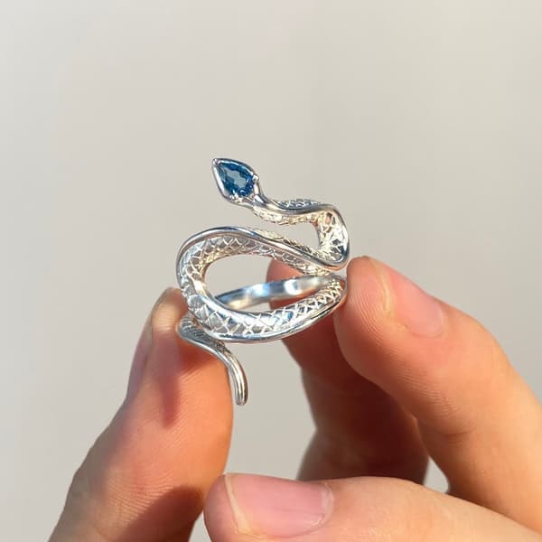 Justerbar slange-rhinestone-ring i hvitt gull