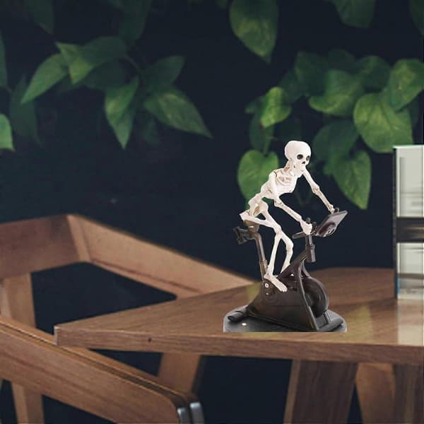 Hauska animatroninen luuranko, animoitu luuranko ajaa pyörällä, 3D-tulostustyyli