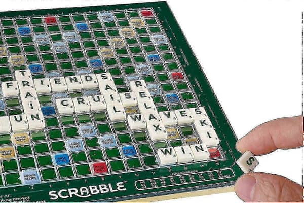 Stort Scrabble-spel med roterande träbräda