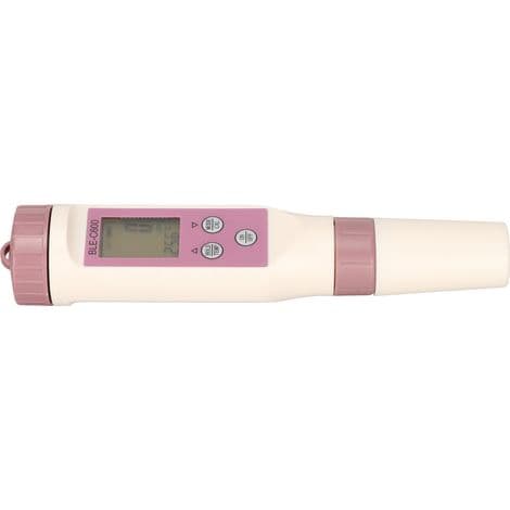 Denne 7-i-1 vandkvalitetstester har Bluetooth-forbindelse og kan nøjagtigt måle pH, TDS, temperatur og salinitet.