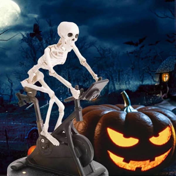 Hauska animatroninen luuranko, animoitu luuranko ajaa pyörällä, 3D-tulostustyyli