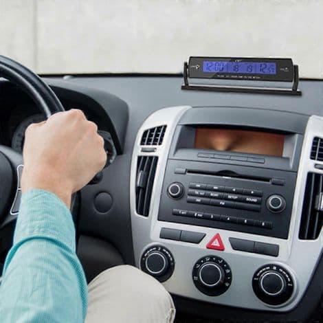 Biltermometer voltmeter til indendørs og udendørs brug, baggrundsbelyst vækkeur, bilpynt, måler temperatur og batterispænding.