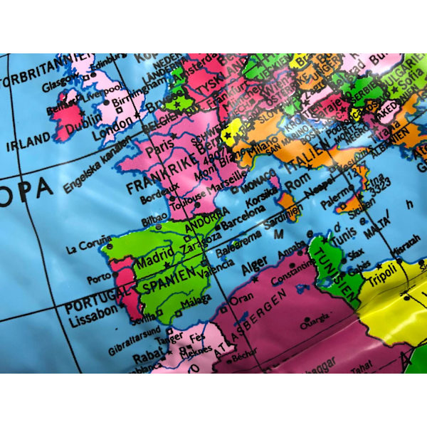 Uppblåsbar jordglob/Badboll Ø 68cm med karta, svensk text multifärg