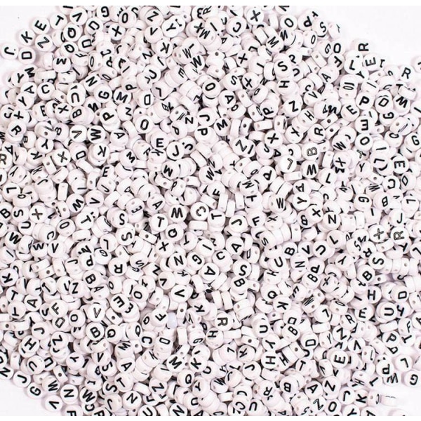 Plastpärlor, Bokstavspärlor A-Z, rund, Ø7,5mm, vit/svart, 500/fp Vit