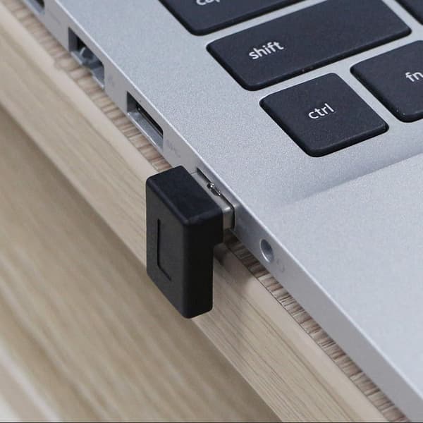 NÖRDIC USB-C naaras-USB-A urossovitin 90 astetta kulmassa Black