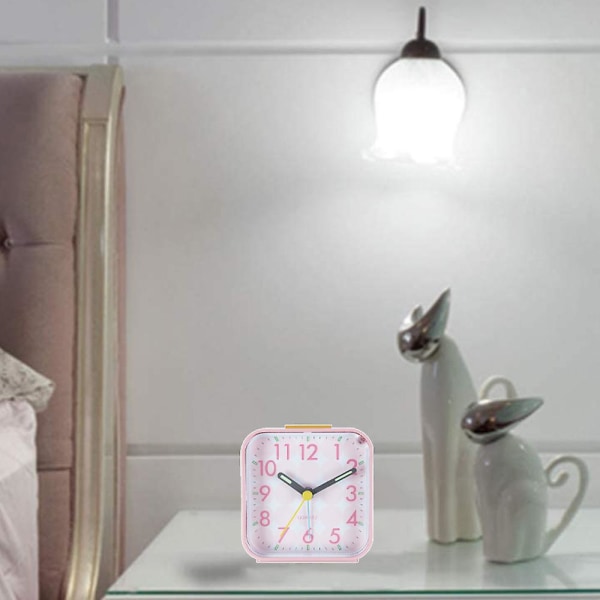 Liten batteridriven analog väckarklocka Tyst, ej tickande Vit pink
