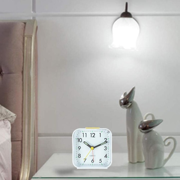 Liten batteridriven analog väckarklocka Tyst, ej tickande Vit white