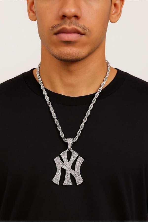 Silverfärgat halsband med stor NY-berlock
