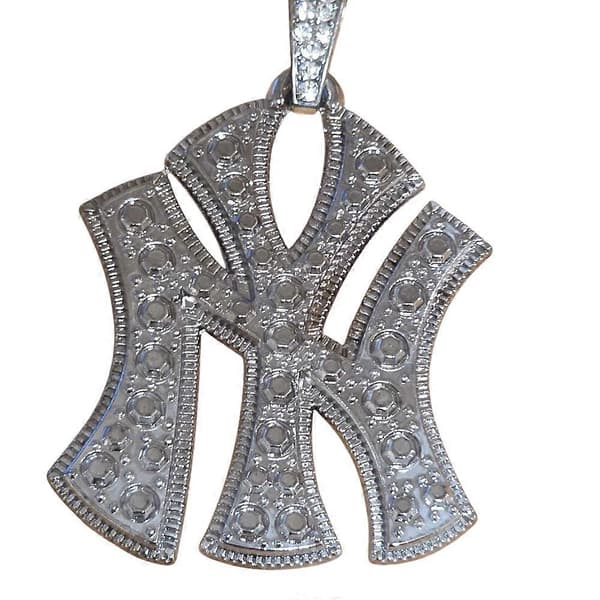 Silverfärgat halsband med stor NY-berlock