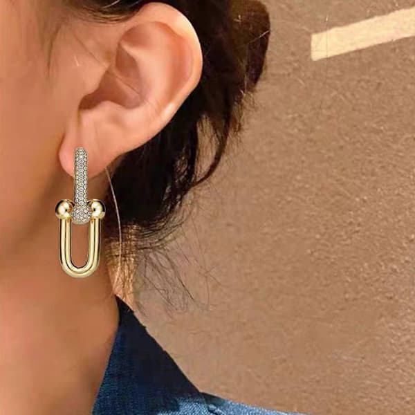 Sofistikerade hästsko-örhängen, delikata hästsko-hänge örhängen, perfekt accessoar för professionella