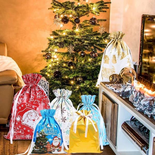 18 julklappspåsar med dragsko, julklappspåsar, 4 storlekar: extra stor, stor, medium och liten, 6 olika mönster
