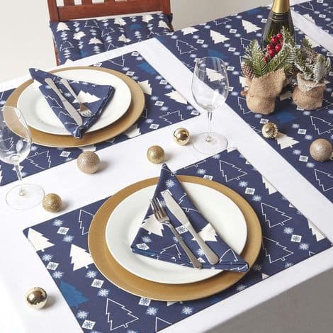 HOMESCAPES Sett med 4 julebrikker med blått juletredesign i bomull