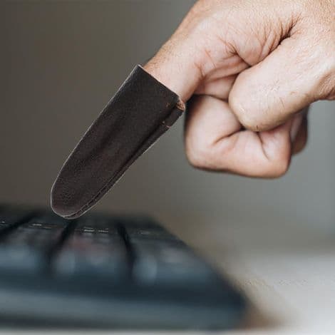 Fingerskydd, set om 4, i brunt läder, för tovning