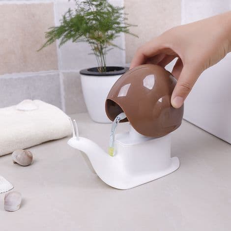 Tecknad snigelformad flytande tvåldispenser. Innovativ tryckknappsförvaringslåda, vit (brun).