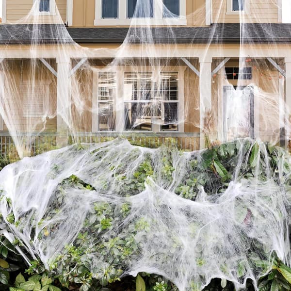 Halloween-dekorationsrekvisitter: Edderkoppespind, edderkoppespind, edderkoppesilke og små plastik-edderkopper – festdekoration (sort)