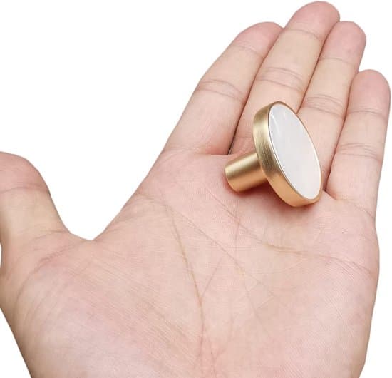 10-pakning 32 mm snøhvite knotter i messing til skap og skuffer