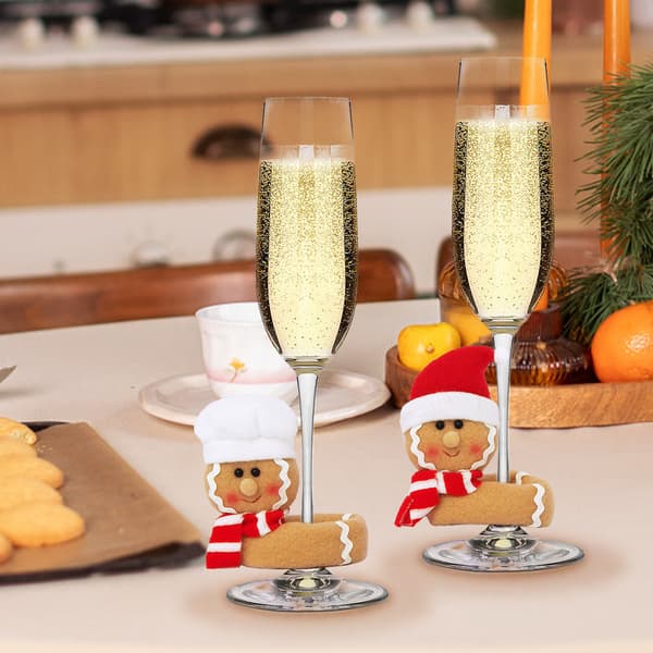 Set med 12 julflasköverdrag med pepparkaksgubbedesign för att dekorera ditt hem under helgerna.