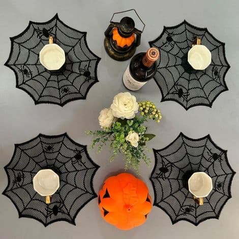 Sett med 4 Halloween spindelvev-dekkebrikker til Halloween borddekorasjon