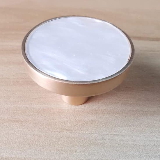 10-pakning 32 mm snøhvite knotter i messing til skap og skuffer