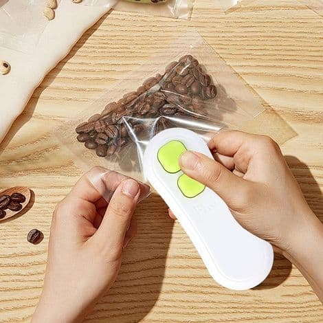 Minisnackpåsförseglare, 2-i-1 Mini Termisk Förseglare, Uppladdningsbar Plastpåsförseglare med Magnetisk Bas för Plastpåsar, Snacks, Chippåsar, Vit