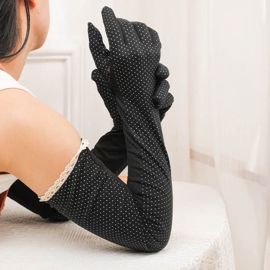 Sæt med 2 lange, åndbare, UV-beskyttende armhandsker. Velegnet til kvinder.