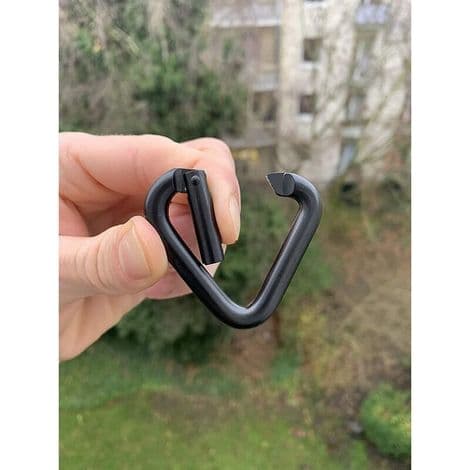 Set med 3 triangulära karbinhakar med snäppkrokar och karbinhakar