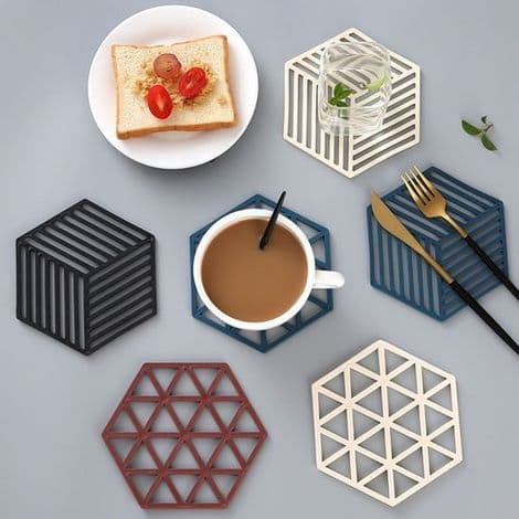 Pieces - Coasters - Minimalist Coaster Set - Silikonbrikker - Med striper og åpent design for gryter, panner og kopper - Fire farger