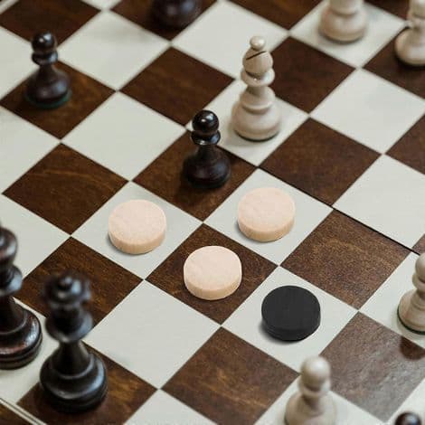 30 træbrikker til backgammon, dam og skak