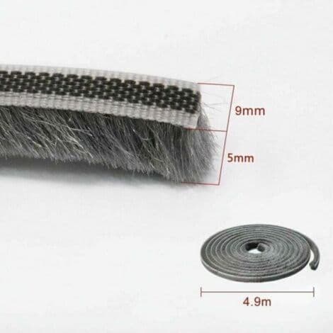 Selvklæbende børstetætning til skydedørsskab, isolerer mod kulde og støv, længde 4,9m x 5mm x 9mm, grå farve.