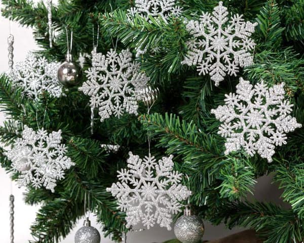 Glitrende juletræsdekorationer i plast (10 cm, sølv)