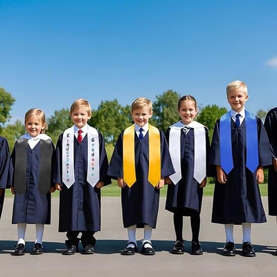 Generelt afgangstørklæde til børn - Satinmateriale - Afgangsgave - Satintørklæde til skoleceremonier - Hat til ceremonier og temafester -