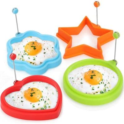 Sett med 4 silikonpannekake- og eggeformer med håndtak: egg, runde, blomst, stjerne og hjerteformer