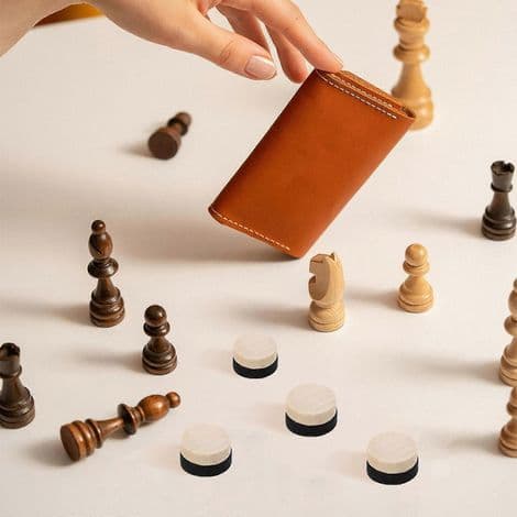 30 træbrikker til backgammon, dam og skak