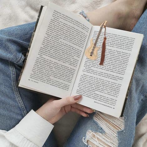 Sæt med 4 guitarformede bogmærker i bambus med kvaster, til læsning