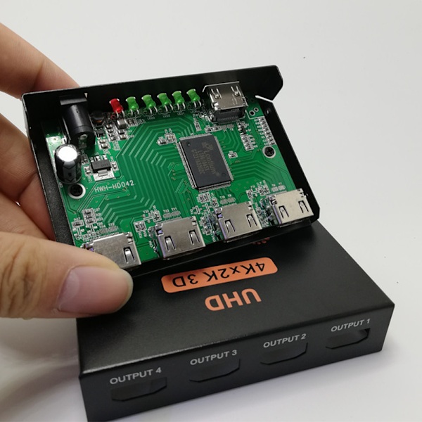 HDMI-splitter 1 in 4 ut, en minut fyra linjer 4k högupplöst display 3D TV datorskärm delad skärm