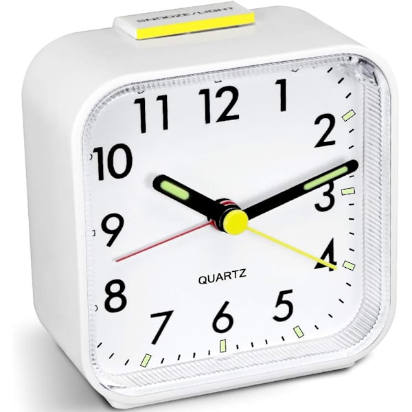 Silent Alarm Clock Battery Operated Tick-Free Bedside Clock Large Display Basic Bedroom Clock Snooze Night Light Function Easy to Read and Use CJY