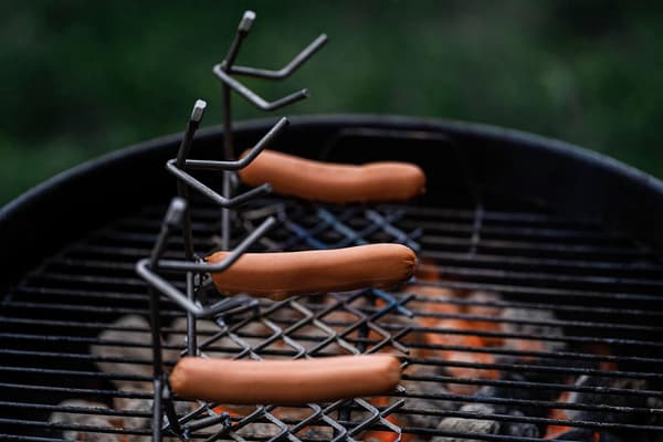Pølsegriller, rustfritt stål tre mann pinnefigurgrill, morsom grillgave til pappa, menn -1 stk