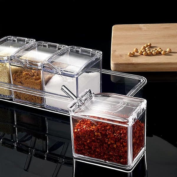 Klar krydderbeholder for salt, pepper, sukker, krydder
