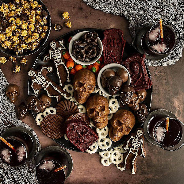 Ware Halloween Bakeware Haunted Skull Cakelet Pan Brons