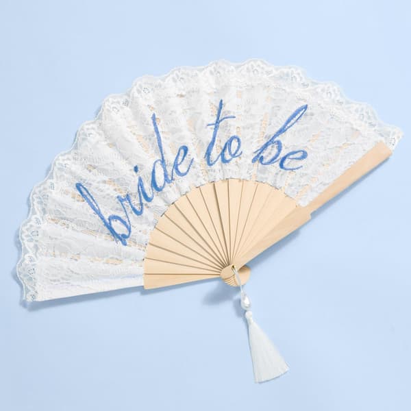 Hvit blonde-vifte til den kommende bruden | «Something Blue»-gave til utdrikningslaget
