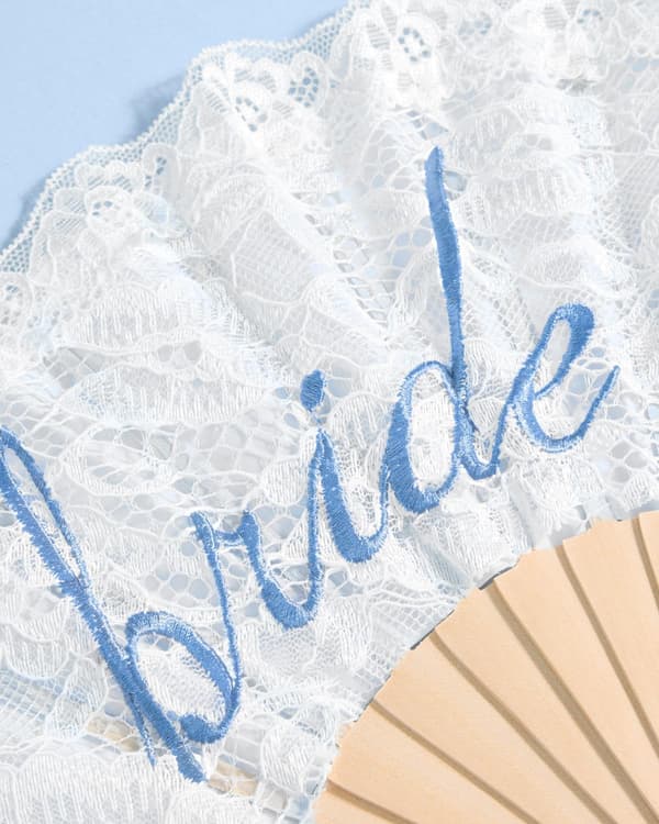 Hvit blonde-vifte til den kommende bruden | «Something Blue»-gave til utdrikningslaget