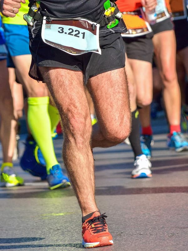 2 stk. startnummerbelte med 6 gel-løkker for løping, sykling, triatlon, maraton