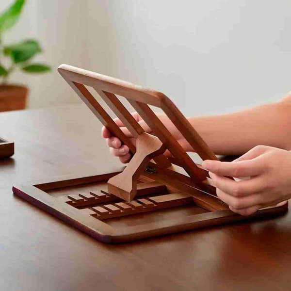 Ergonomiskt Laptopställ i Trä - Justerbart & Vikbart Skrivbordsstativ för Laptops, Tablets och Notebooks | Förbättrad Kylningsventilation (Brun)