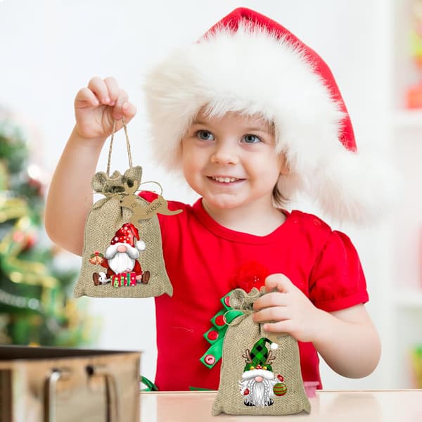 Julklappspåsar i säckväv med dragsko, 24 stycken julbuffelrutiga linnesnacksgodispåsar för julfester B