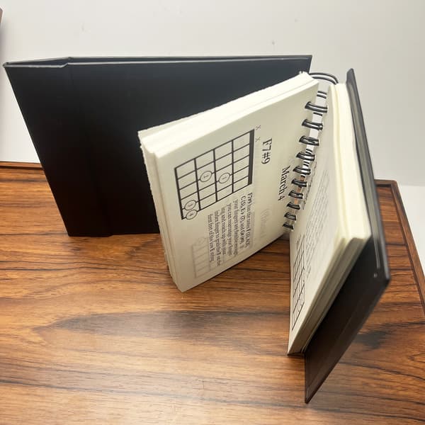 25-26 The Original 365 dagar med gitarrackordkalender - Månatlig skrivbordskalender