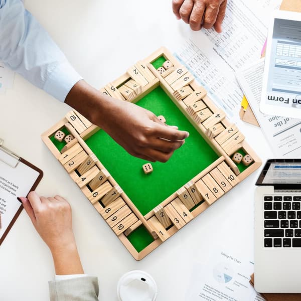 Trä Shut The Box Spel (2-4 Spelare) - Stor 4-sidig Bräda 8 Tärningar Regler - Underhållande Addition Spel för Barn & Vuxna 8.7 Tum