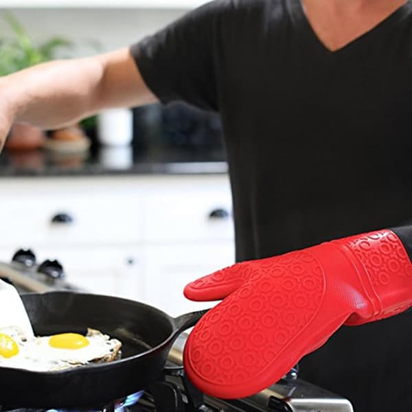 Ugnshandskar i silikon med bomullsfoder, värmebeständiga, idealiska för professionell bakning och matlagning.