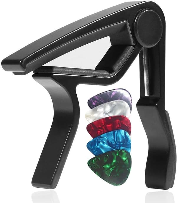 Guitar capo egnet til akustiske og elektriske guitarer inkluderer 5 plektre gratis sort.